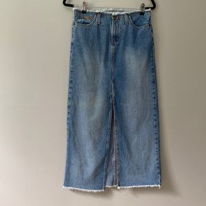 Vintage LEI denim skirt, this season’s staple item